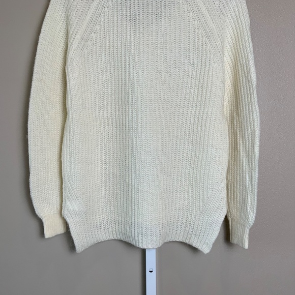 GAP Textured Stitch V-neck Sweater - Picture 13 of 16